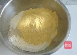 Two mixed with bread...Illustration of how to make leek, egg and shrimp skin stuffing 1