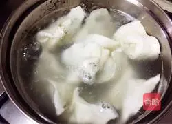 Illustration of how to make vegetable and meat wontons in clear soup 4