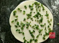 Illustration of how to make pan-fried scallion pancake 10