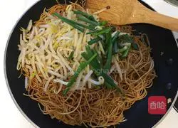 Illustration of making fried noodles with light soy sauce 7