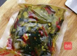 Illustration of how to make spicy pickled cabbage wontons 3