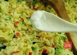 Illustration of how to make green onion and egg fried rice 7