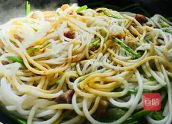 Illustration of how to make fried rice noodles with barbecued pork (Cantonese style) 11