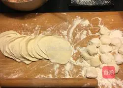 Illustration of how to make dumplings stuffed with pork, prawns, corn kernels and chives 4