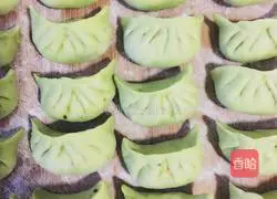 Illustration of how to make pork, carrot and green dumplings 6