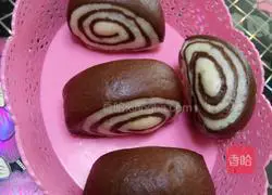 Illustration of two-color steamed buns 22