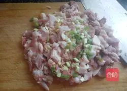 Illustration of how to make leek and pork dumpling filling 2