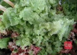 Illustration of how to make pork and celery wontons 5