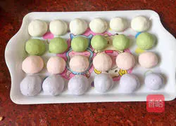 Illustration of how to make colorful glutinous rice balls with peanut and sesame filling 9