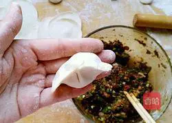 Pork and kidney bean filling Illustration of how to make dumplings 21