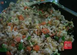 Illustration of how to make colorful fried rice 9