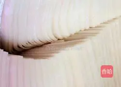 Illustration of how to make celery, dragon and fish wontons 8