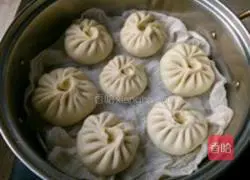 Illustration of how to make boiled meat lotus buns 5