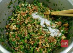 Illustration of how to make three fresh buns 9