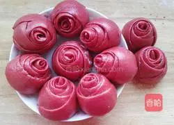 Illustration of how to make rose steamed buns (red yeast powder) 13