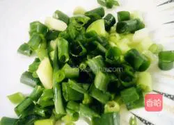 Illustration of how to make fried rice with onion, fragrant and hada grains and mushroom sauce 2