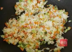 Illustration of how to make egg fried rice 5