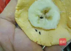 Illustration of how to make pumpkin pancakes with banana filling 7