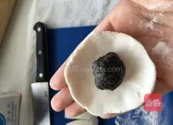 Illustration of how to make piglet and sesame glutinous rice balls 10