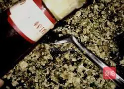 Illustration of how to make eggplant, egg and fungus dumplings 8