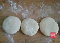 Illustration of how to make beef crispy cakes 3