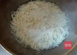 Illustration of how to make fried noodles with eggs and tomatoes 1