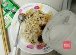 Illustration of how to make spicy and sour noodles 5