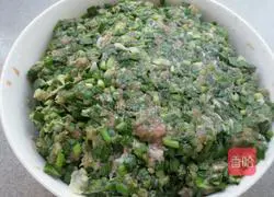 Illustration of how to make dumplings stuffed with pork and chives 5