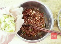 Illustration of how to make mutton pot stickers and dumplings 6