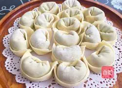 Illustration of how to wrap celery, pork and ingot wontons 8