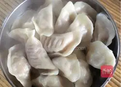 Illustration of how to make three fresh stuffed dumplings 19