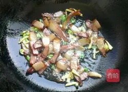 Illustration of how to make braised rice with bacon, beans and beans 4