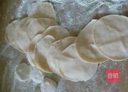 Illustration of how to make pork and pickled cabbage dumplings 7