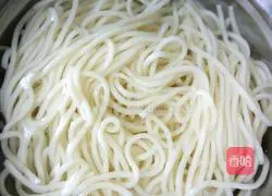 Illustration of how to make fried noodles with shredded pepper and pork 4