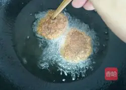 Illustration of how to make lettuce and beef patties 6