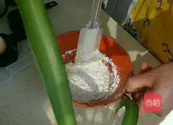 Illustration of how to make creamy strawberry crepe 2