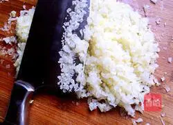 Illustration of how to make wontons with mushrooms and cabbage 3