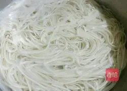 Illustration of making soybean paste noodles 2