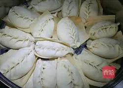 Illustration of how to make steamed dumplings with hot noodles 10