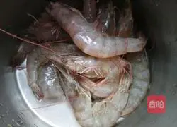 Illustration of how to make shrimp, egg white and vegetable stuffing dumplings 3