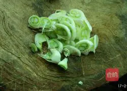 Illustration of how to make green onion and egg fried rice 1