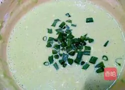 Illustration of how to make celery leaf egg cake 6
