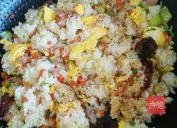 Illustration of how to make seaweed wrapped fried rice 9