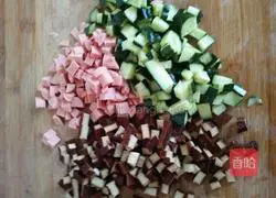 Illustration of how to make egg and ham fried rice 1