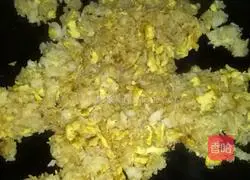 Illustration of three-color egg fried rice 10