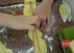 Illustration of how to make pumpkin rose steamed buns 5