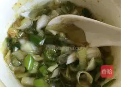 Illustration of how to make hot noodles with scallion pancakes 6