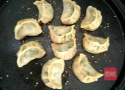 Illustration of how to make fried dumplings 19