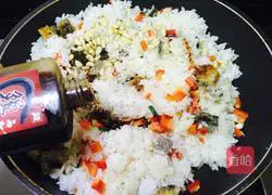 Illustration of how to make seaweed powder, pine nuts and eel fried rice 7