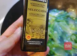 Illustration of making rice noodles with beef brisket 3